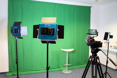 Scheinwerfer beleuchten einen Greenroom, in dem Filmaufnahmen gemacht werden können